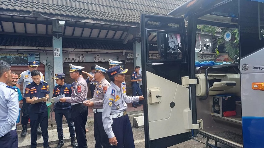 CEK: Petugas Dishub DIY melakukan pemeriksaan bus di Terminal Wates Kulon Progo&nbsp;Rabu (9/4/2025).