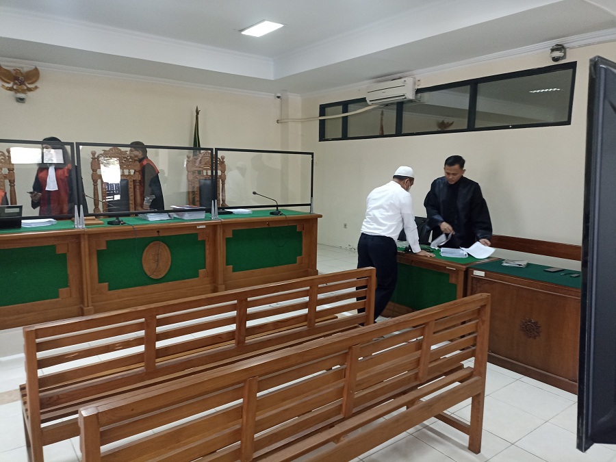 Terdakwa kasus pungutan liar di Lapas Cebongan, Michael Radhitya Praja (baju putih), berdiskusi dengan penasehat hukumnya usai menjalani sidang nota pembelaan di PN Tipikor Jogja Rabu (9/4/2025)