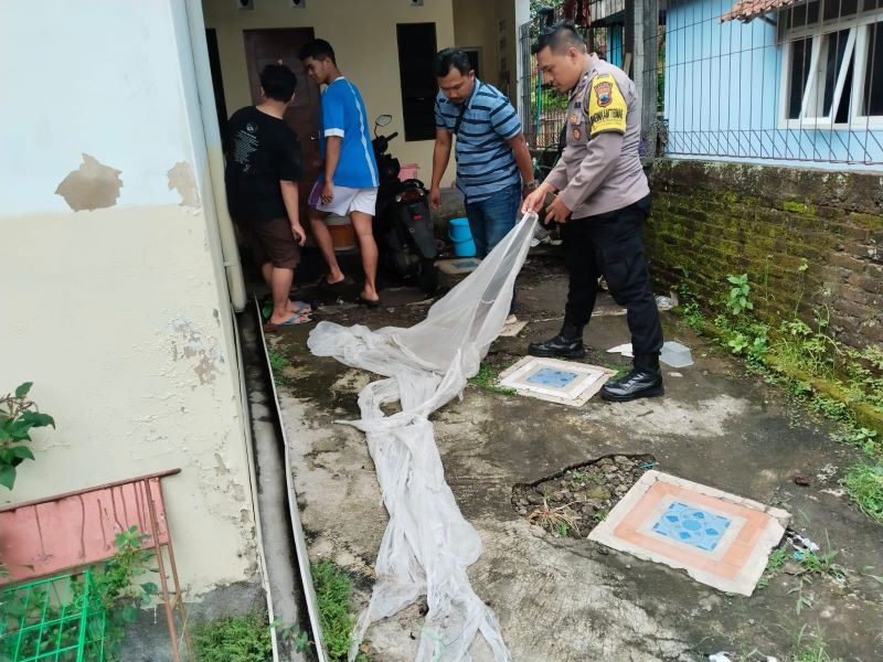 OLAH TKP: Sebuah balon udara jatuh di atap indekos di Kampung Dumpoh, Potrobangsan, Magelang Utara.