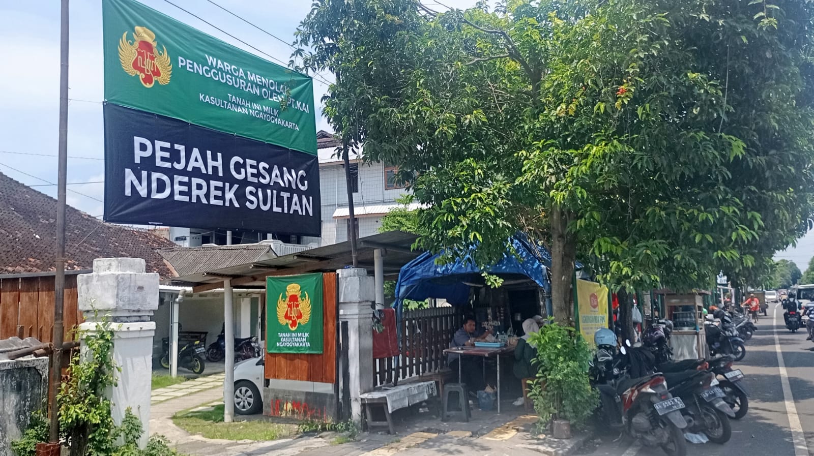 PROTES: Spanduk penolakan penggusuran yang dipasang warga di kawasan pemukiman di sekitar Stasiun Lempuyangan pada Rabu (9/4/2025).