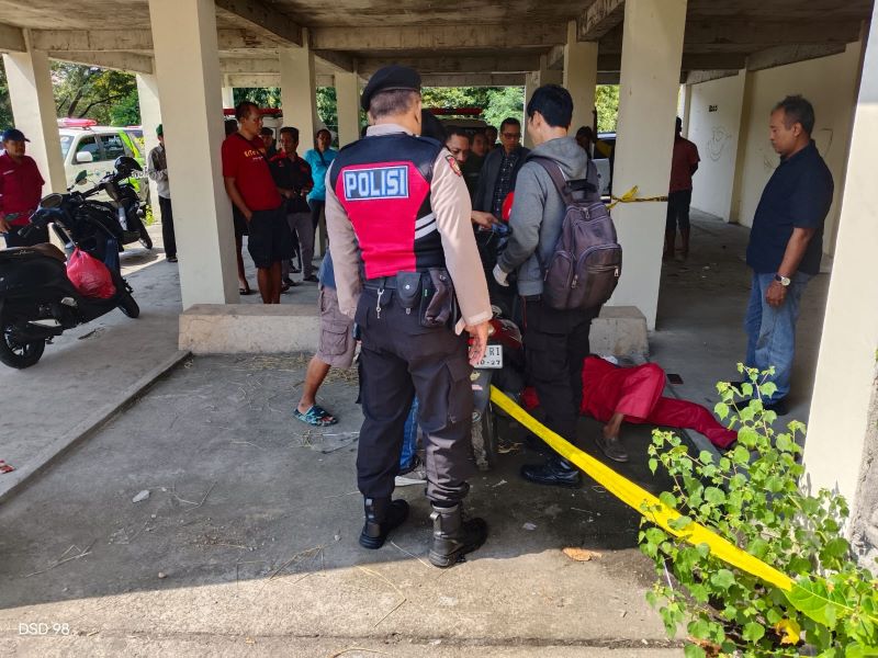 Petugas saat mengevakuasi driver ojol yang ditemukan meninggal dunia di tempat pembuangan sampah (TPS) di Pogung Kidul, Mlati, Sleman pada Rabu (9/4/2025)