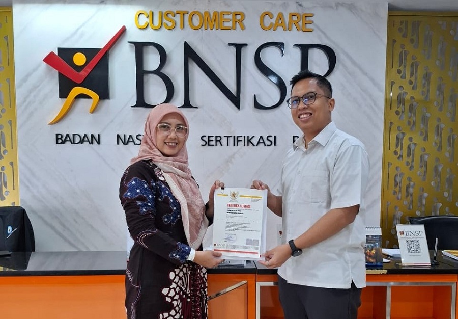 HEADSHOT: Ketua LSP Unisa Endang Koni Suryaningsih menerima lisensi LSP Unisa yang berlangsung di kantor BNSP, Jakarta Selatan.