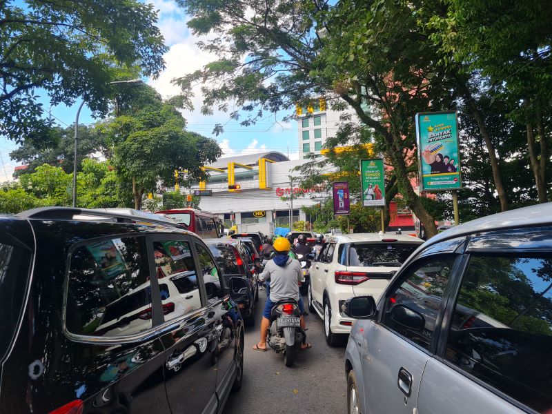 PADAT: Sempat terjadi antrean kendaraan di Simpang Artos pada Senin (7/4) lalu.