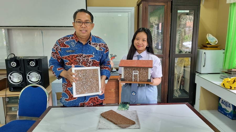 Caption: Tim Arkalya SMAN 3 Jogja menunjukkan inovasi papan partikel yang dibuat menggunakan limbah daun Karetan di sekolah mereka.&nbsp;
