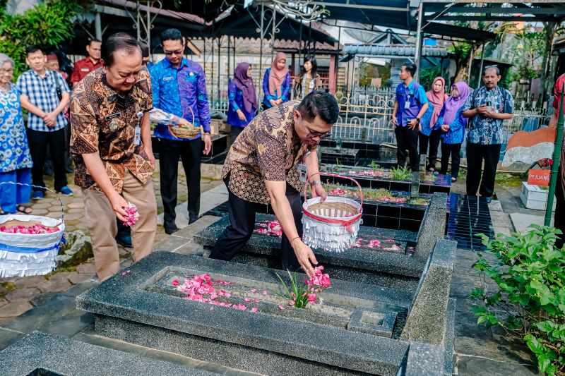 PENUH MAKNA: Wali Kota Magelang beserta jajarannya saat melakukan ziarah ke makam para pemimpin terdahulu Kamis (10/4).
