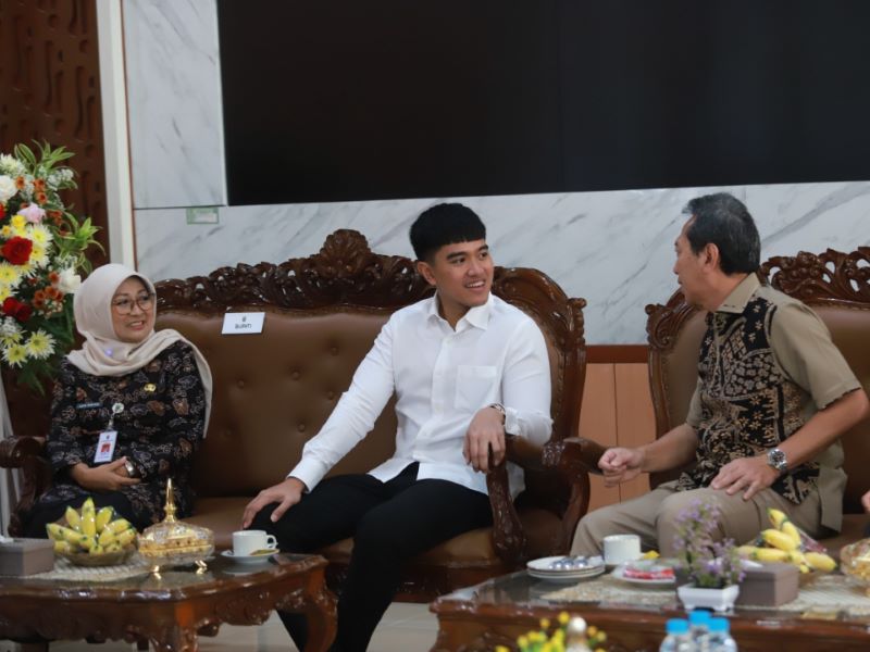 BINCANG SANTAI: Ketum PSI Kaesang Pangarep bersilaturahmi dengan Bupati Kebumen Lilis Nuryani Kamis (10/4).