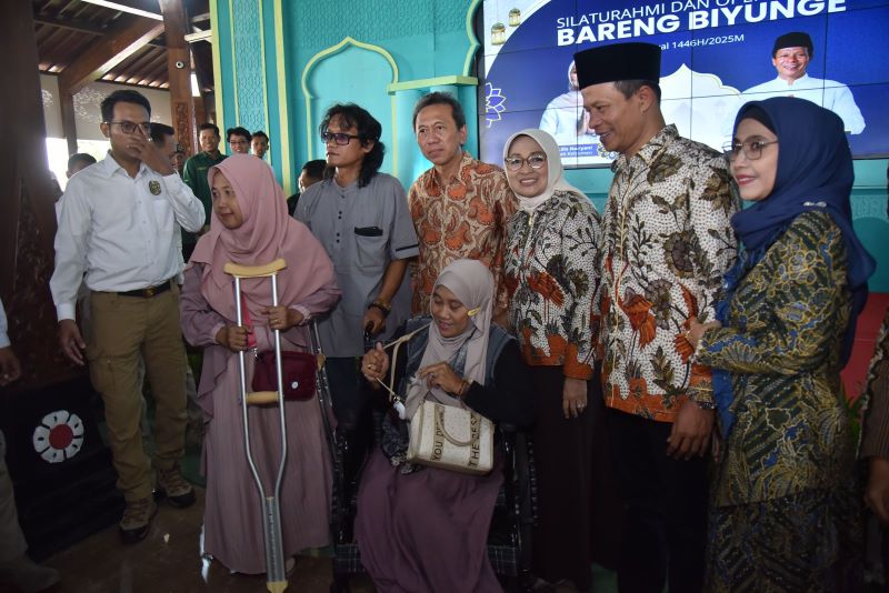 PEDULI DISABILITAS : Bupati Kebumen Lilis Nuryani menyapa kalangan penyandang disabilitas. Ia menyatakan komitmen akan mendorong bangunan pemerintah maupun swasta ramah disabilitas.