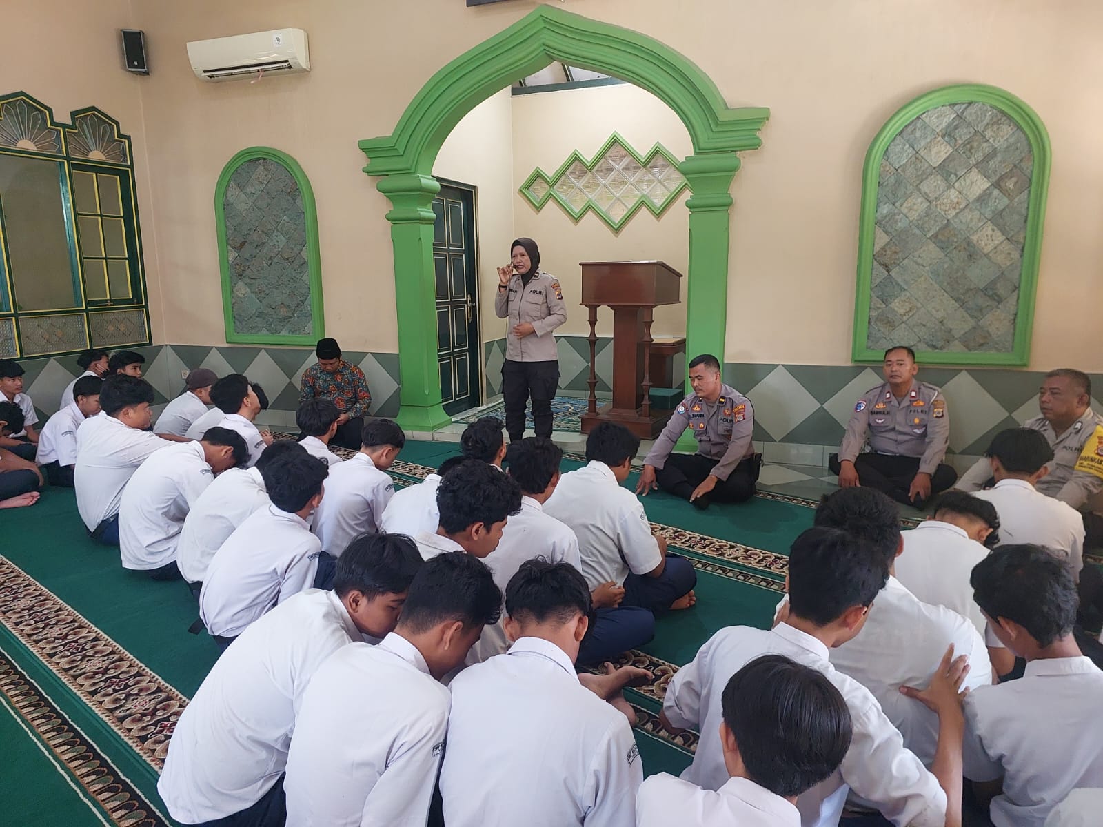 PENYULUHAN: Pembinaan kepada siswa SMP Muhammadiyah 4 Jogja oleh Panit Binmas Polsek Pakualaman Ipda Darwati.