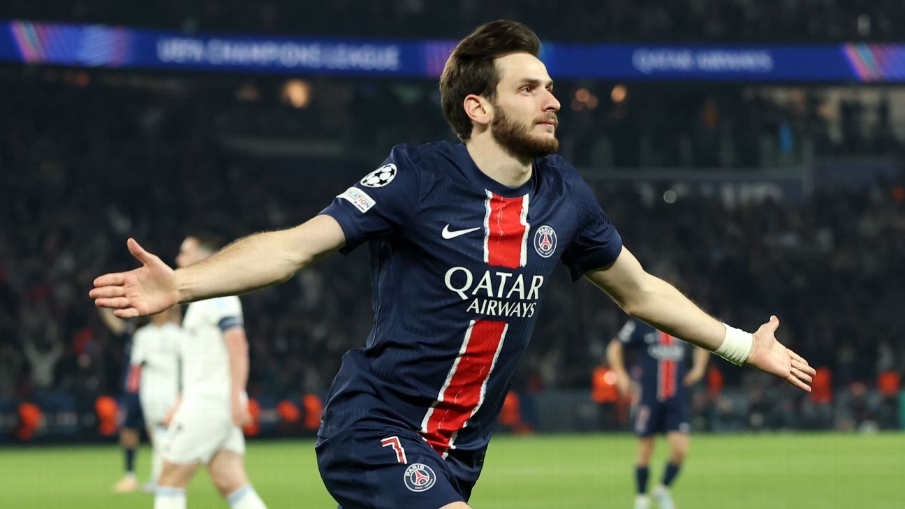 Selebrasi Khvicha Kvaratskhelia setelah mencetak gol bagi PSG ke gawang Aston Villa pada leg pertama perempat final Liga Champions