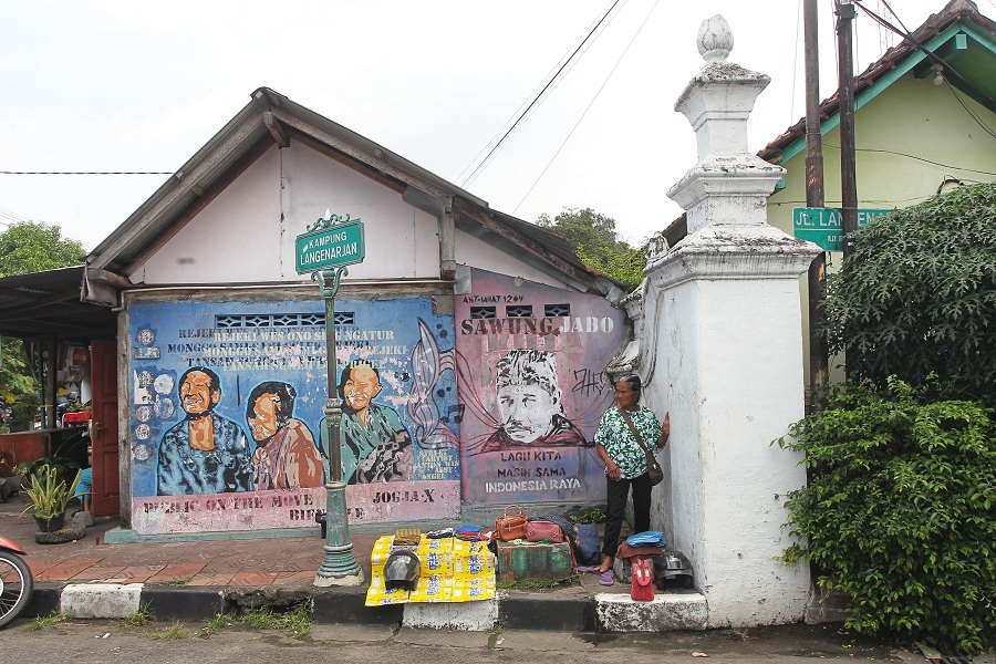 Penjual barang bekas menunggu calon pembeli di lapak yang digelar di Jalan Langenarjan Kidul, Kota Jogja, Jumat (11/4/2025)