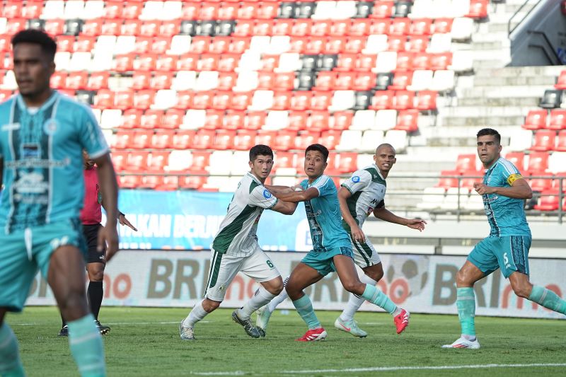 SEMPAT UNGGUL: Para pemain PSS Sleman saat berebut bola dengan pemain PSBS Biak di Stadion I Wayan Dipta, Jumat (11/4) sore.