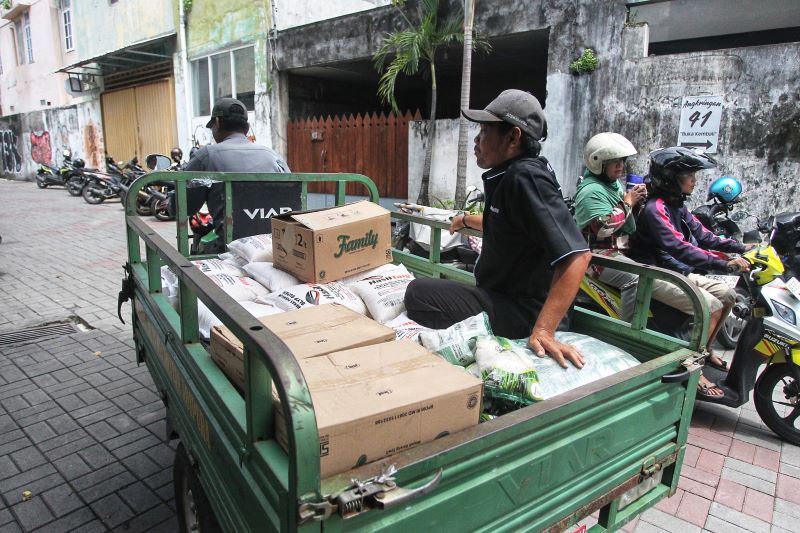 Pekerja mengangkut sejumlah bahan pokok untuk kebutuhan masyarakat, di kawasan Gondomanan, Kota Jogja Jumat (11/4).