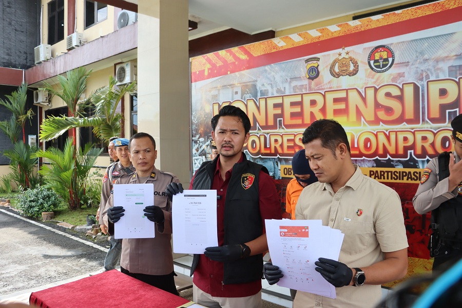 PENIPUAN: Personel Polres Kulon Progo menunjukkan barang bukti.