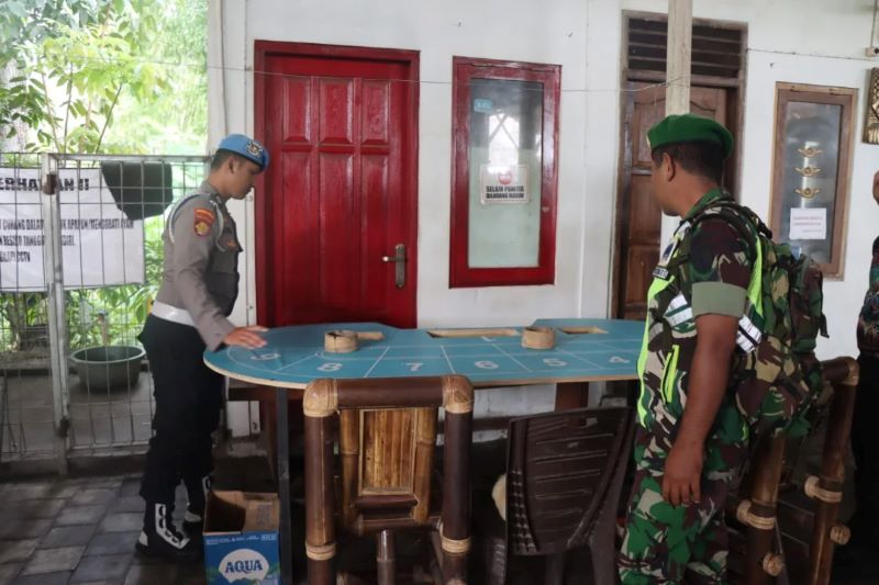 ZONK: Polisi dan aparat gabungan mendatangi lokasi diduga tempat judi dadu dan sabung ayam di Dusun Gedongan, Kalurahan Sinduadi, Mlati, Sleman, Rabu (9/4).