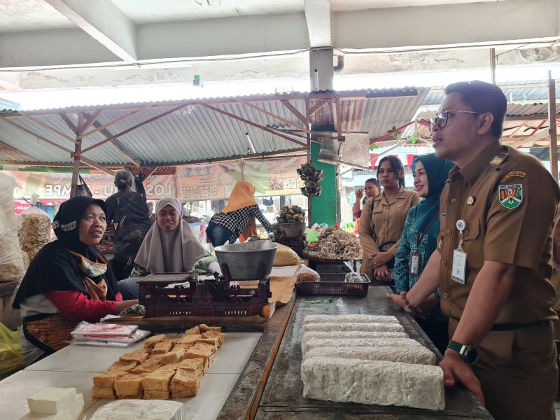 TINJAUAN: Wali Kota Magelang Damar Prasetyono saat berinteraksi dengan para pelaku UMKM di Kota Magelang.