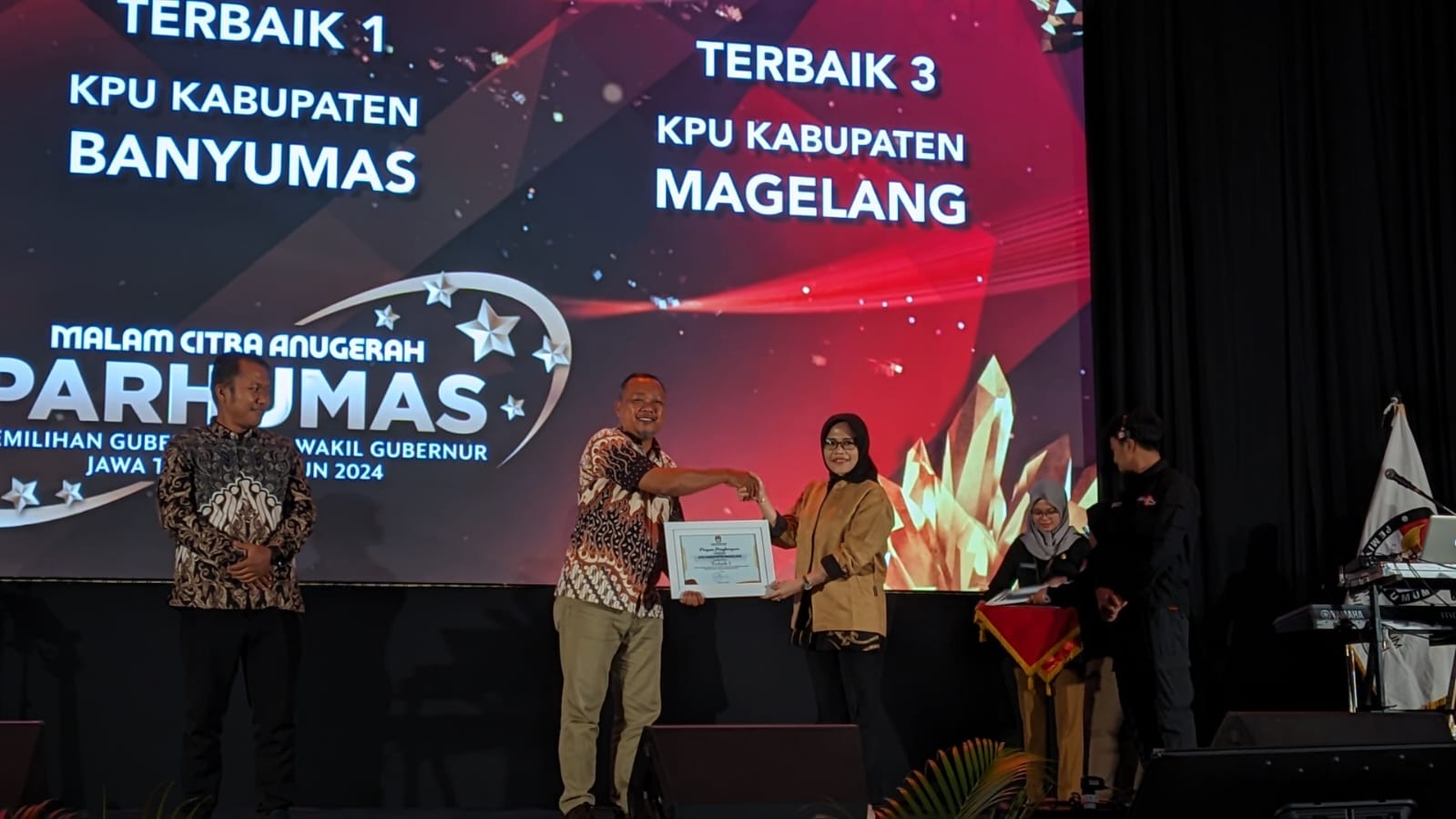 Komisioner KPU Kabupaten Magelang saat menerima penghargaan dari KPU Provinsi Jateng di Grand Artos Hotel & Convention Magelang, Rabu (9/4).  &nbsp;