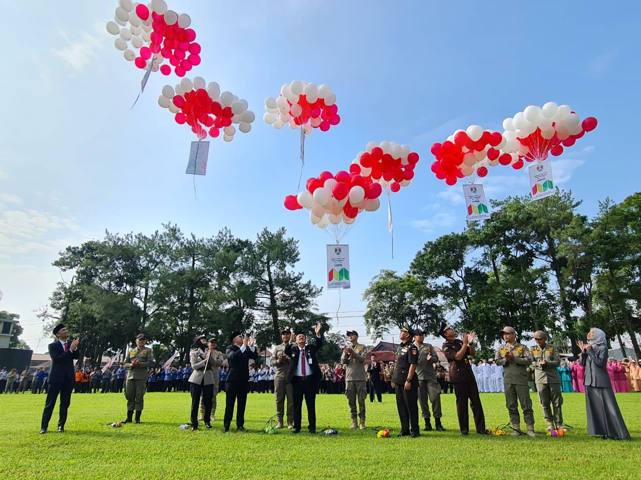 SIMBOLIS: Wali Kota Magelang bersama wakilnya dan jajaran forkopimda saat melepaskan puluhan balon usai upacara Hari Jadi ke-1.119 Kota Magelang, Jumat (11/4/2025).