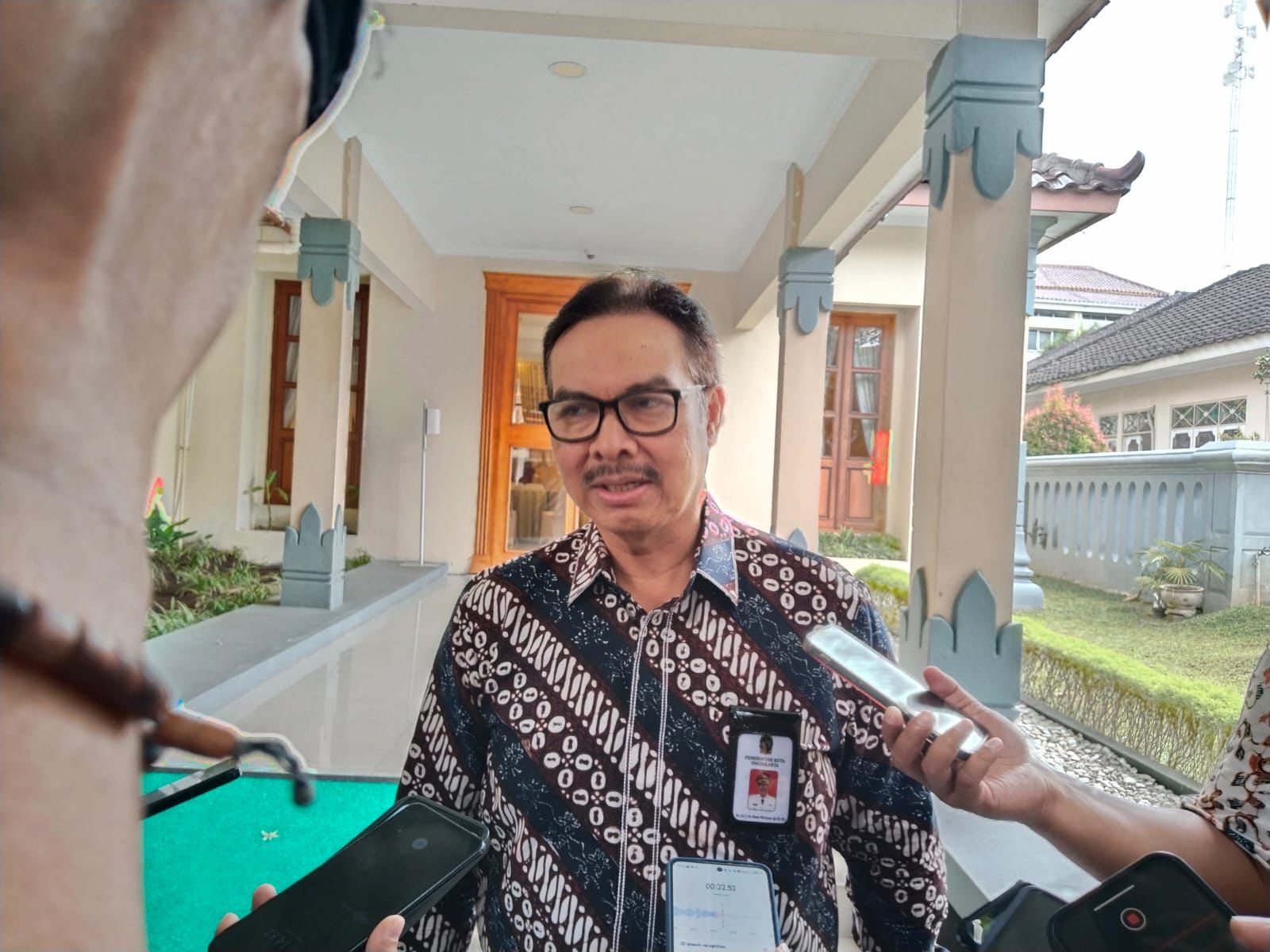 Wali Kota Jogja Hasto Wardoyo saat ditemui wartawan pasca pertemuan dengan Gubernur DIY HB X di Kompleks Kepatihan, Jogja, Jumat (11/4/2025).
