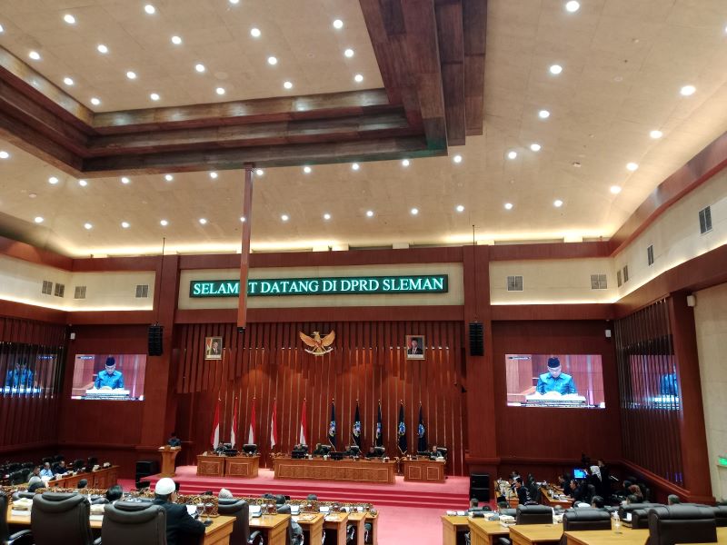 RAPUR: Anggota DPRD Sleman saat mengikuti rapat paripurna Jumat (11/4).