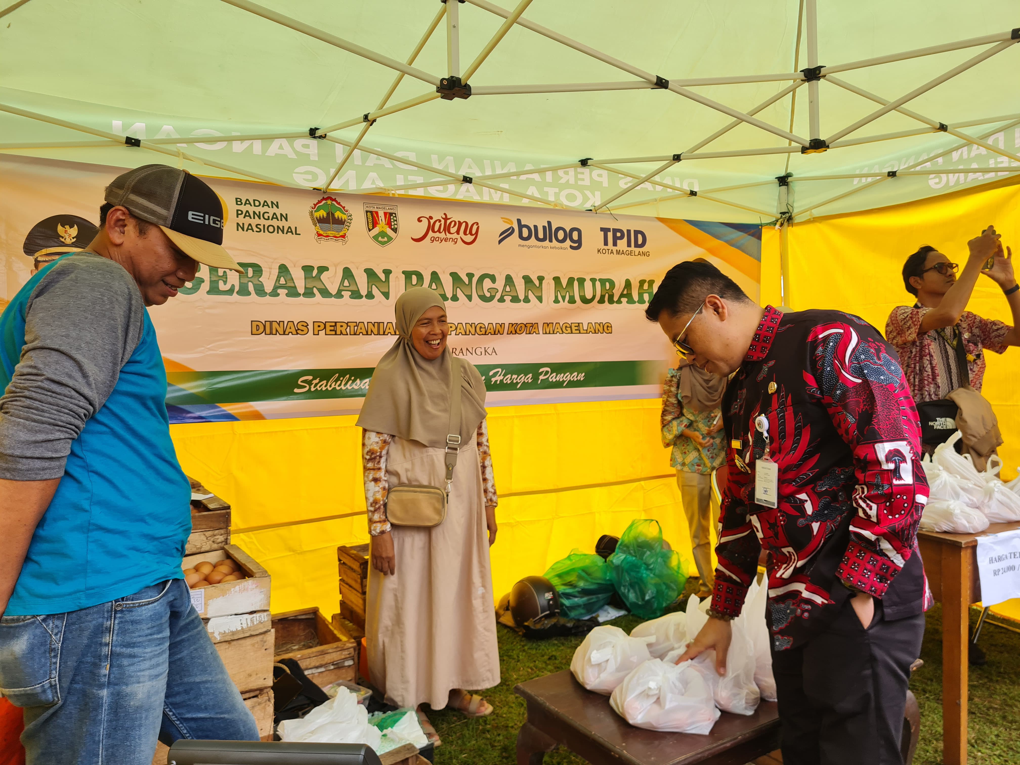 TINJAUAN: Wali Kota Magelang Damar Prasetyono saat berinteraksi dengan para pelaku UMKM di Kota Magelang.