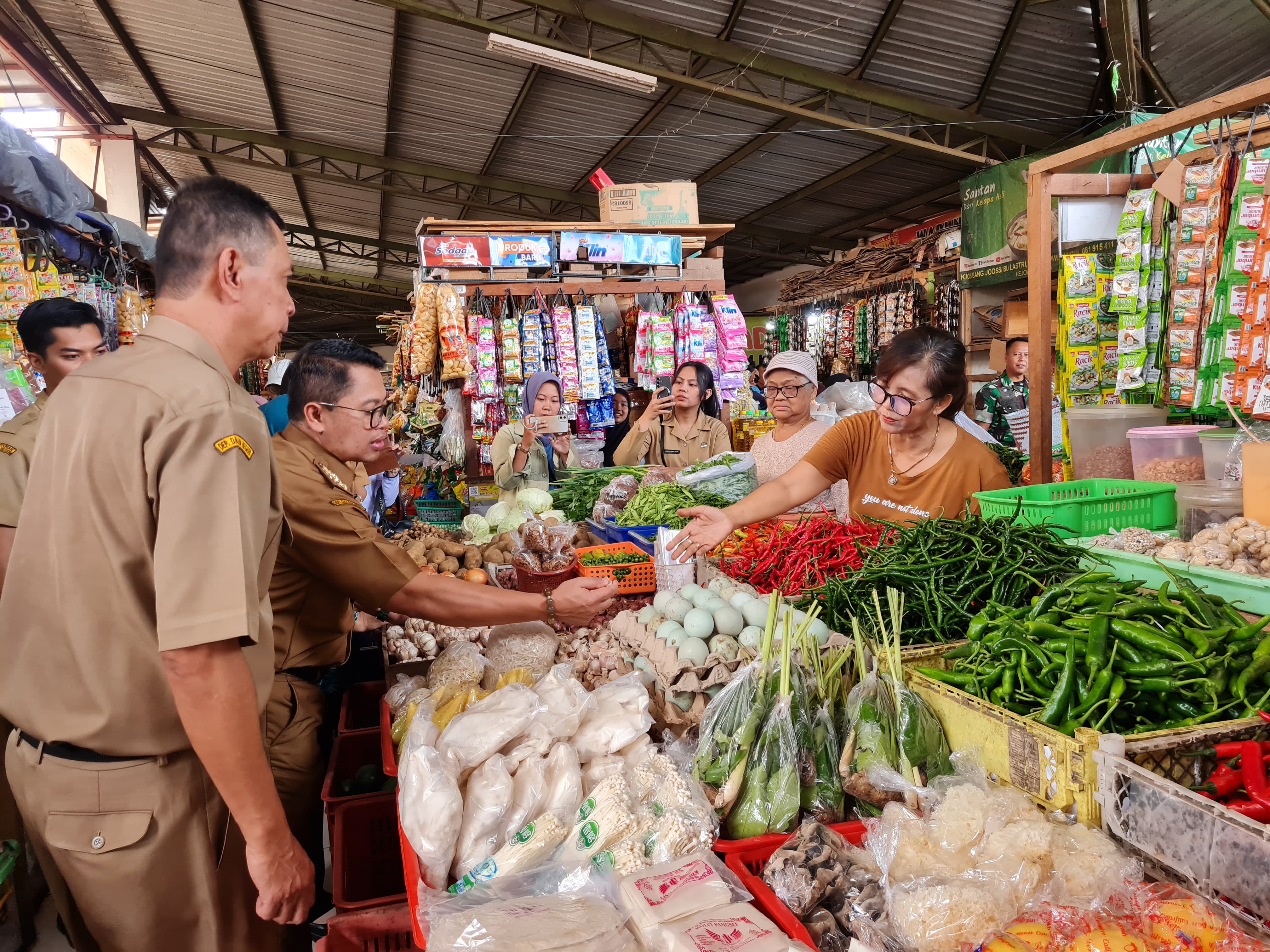 TINJAUAN: Wali Kota Magelang Damar Prasetyono saat berinteraksi dengan para pelaku UMKM di Kota Magelang.