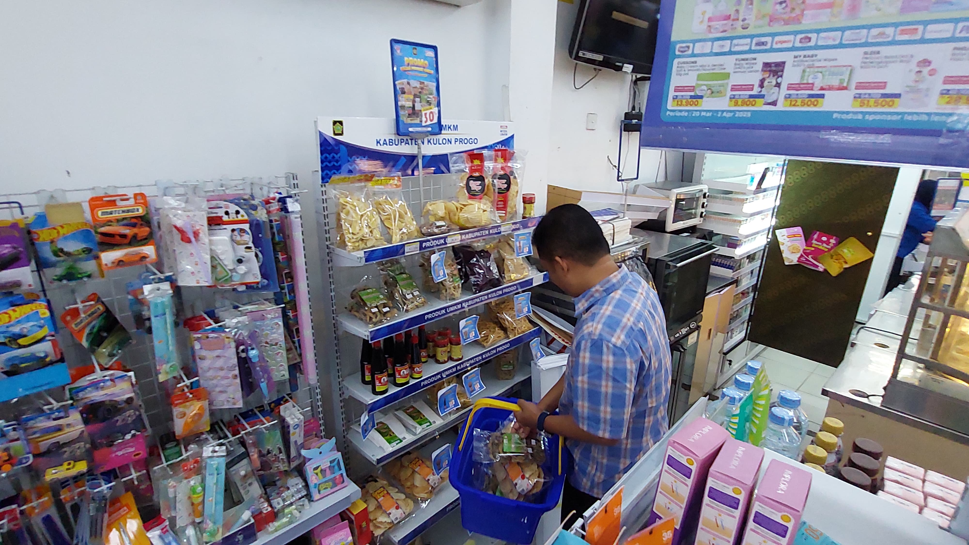 SIDAK: Wabup Ambar Purwoko meninjau display produk UMKM lokal.&nbsp;