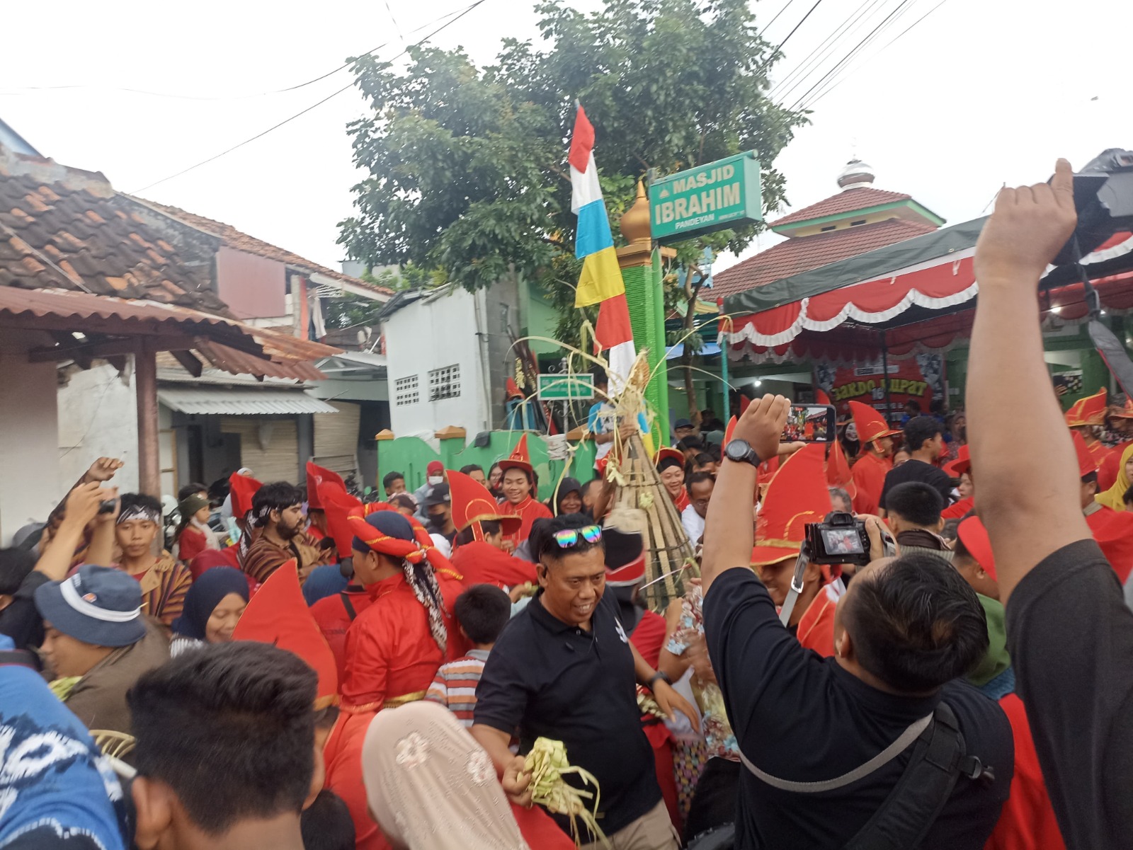 SILATURAHMI: Warga berebut uborampe dari gunungan yang dikirab dalam kegiatan Kirab Bakdo Kupat di Kampung Pandeyan, Umbulharjo, Kota Jogja, Sabtu (12/4/2025).