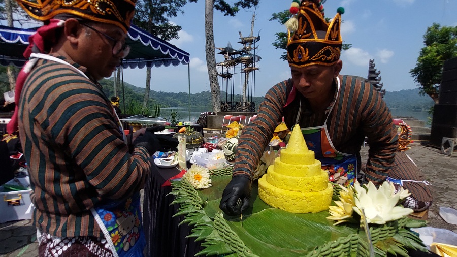 LOMBA: Antusias peserta saat memasak dan menghias sajian tumpeng pada gelaran Menoreh Food Festival di Waduk Sermo, Sabtu (12/4/2025).