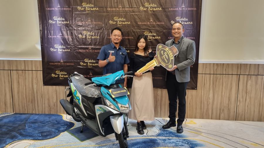 Sesi penyerahan Grand Prize sepeda Motor oleh General Manager Grand Altuz Hotel Yogyakarta kepada pemenang terpilih dari program Waktu Iftar Bersama (WIB)