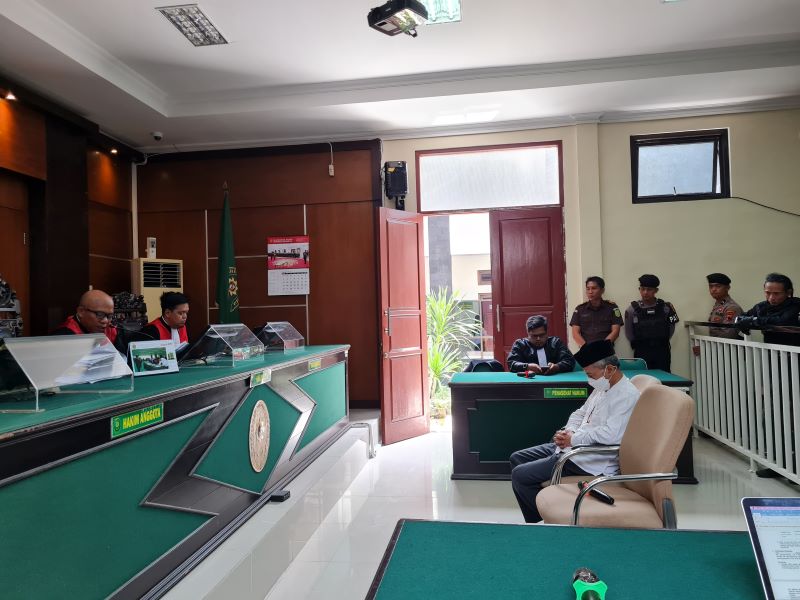 ZONK: Terdakwa Ahmad Labib tampak menunduk saat majelis hakim membacakan putusan Senin (3/2). Banding yang diajukan ditolak, dan tetap divonis 15 tahun penjara.