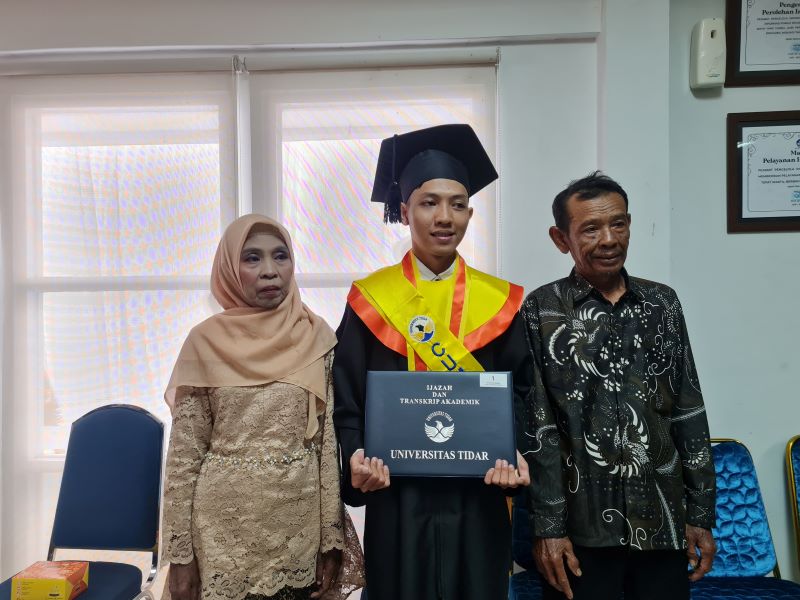 SEMRINGAH: Hendra diapit kedua orang tuanya usai melangsungkan prosesi wisuda ke-69 Untidar, Sabtu (12/4).