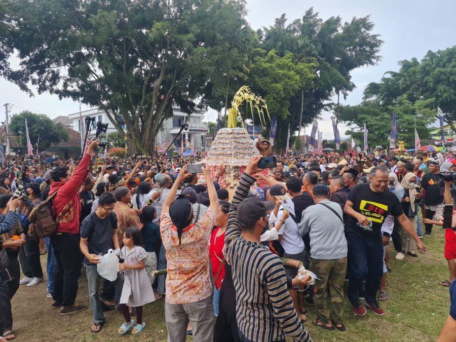 SEMARAK: Warga berebut gunungan getuk&nbsp;dan palawija di Alun-alun Kota Magelang, Minggu (13/4).