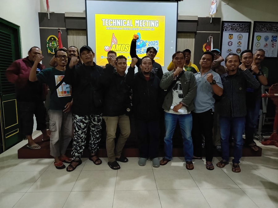 Perwakilan pelatih tim peserta Kejurkot Drum Band Se-Kota Jogja foto bersama usai menggelar pertemuan teknik di Aula KONI Kota Jogja, Minggu (13/4/2025).