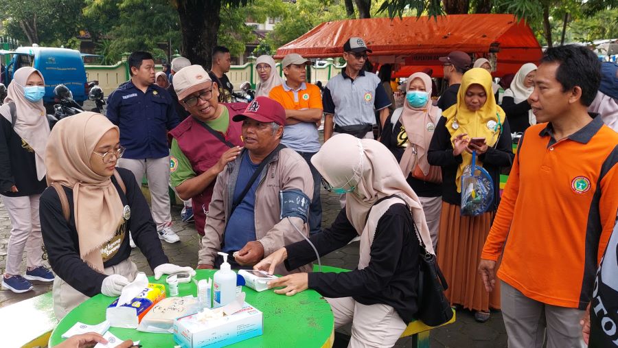 CEK: Perawat melakukan pemeriksaan pada pengunjung Alwa.