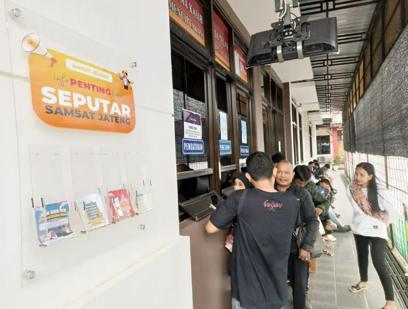 ANTUSIAS: Masyarakat ramai datang ke Kantor UPPD Samsat Kebumen untuk menikmati program pemutihan pajak kendaraan.