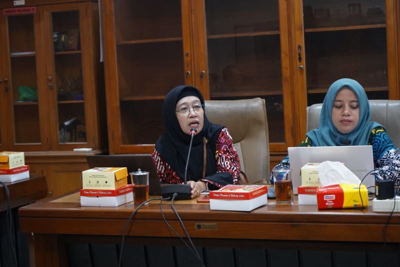 DILEMPAR KE PANSUS: Kepala Bidang BAKD BPKA DIY Endrawati Utami memberikan penjelasan kondisi 75 BUKP se-DIY di depan raker Komisi B DPRD DIY.