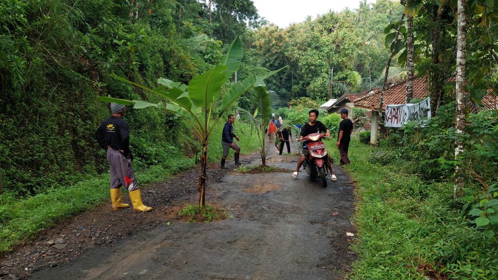 UNJUK RASA: Warga menyampaikan keluhannya dengan menanam pohon.