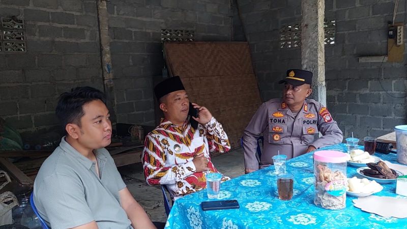 DISKUSI: Wabup Kulon Progo meninjau dan berdialog dengan masyarakat Tangkisan 2.&nbsp;