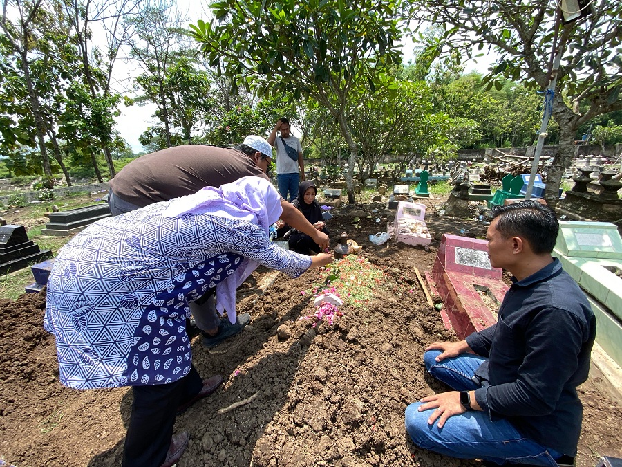 Foto pemakaman Mahasiswi UGM di Madiun, Jawa Timut yang meninggal kecelakaan tunggal saat mudik.