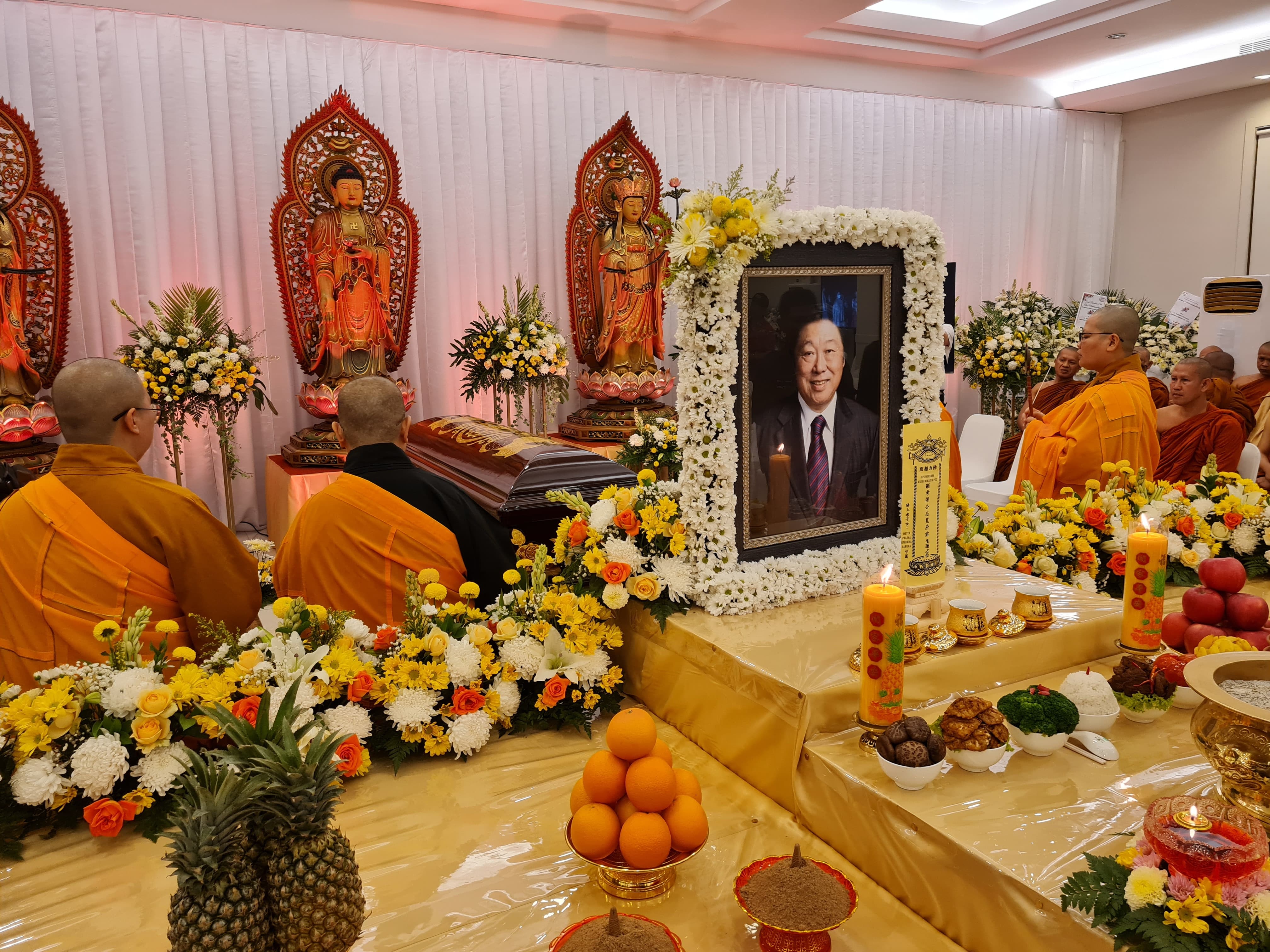 DISEMAYAMKAN: Jenazah Murdaya Poo tiba di Vihara Griya Vipasana Avalokitesvara (GVA) Mendut, Magelang, Senin malam (14/4).