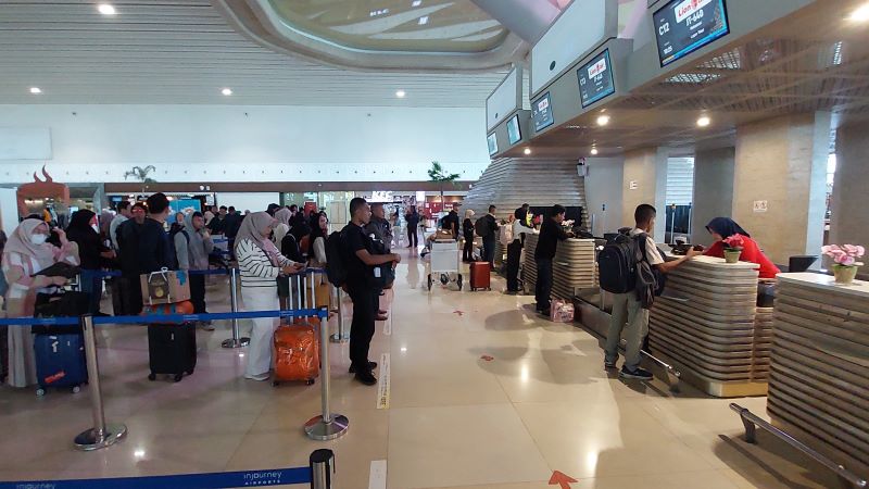 MENINGKAT: Pengunjung memadati Yogyakarta International Airport (YIA). Jumlah penumpang YIA saat Lebaran tahun ini mengalami peningkatan dibanding 2024.