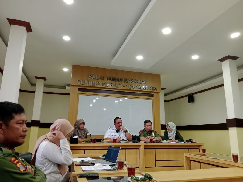 JUMPA PERS: Jajaran Balai Taman Nasional Gunung Merapi saat memberikan penjelasan terkait pendaki ilegal Senin (14/4).
