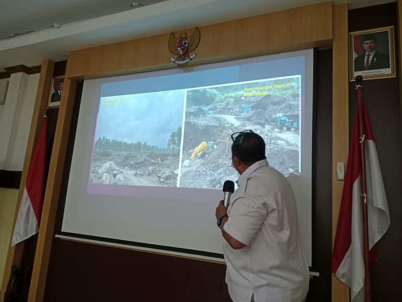 FOKUS: Kepala Balai Taman Nasional Gunung Merapi Muhammad Wahyudi saat menjelaskan soal tambang ilegal Senin (14/4).
