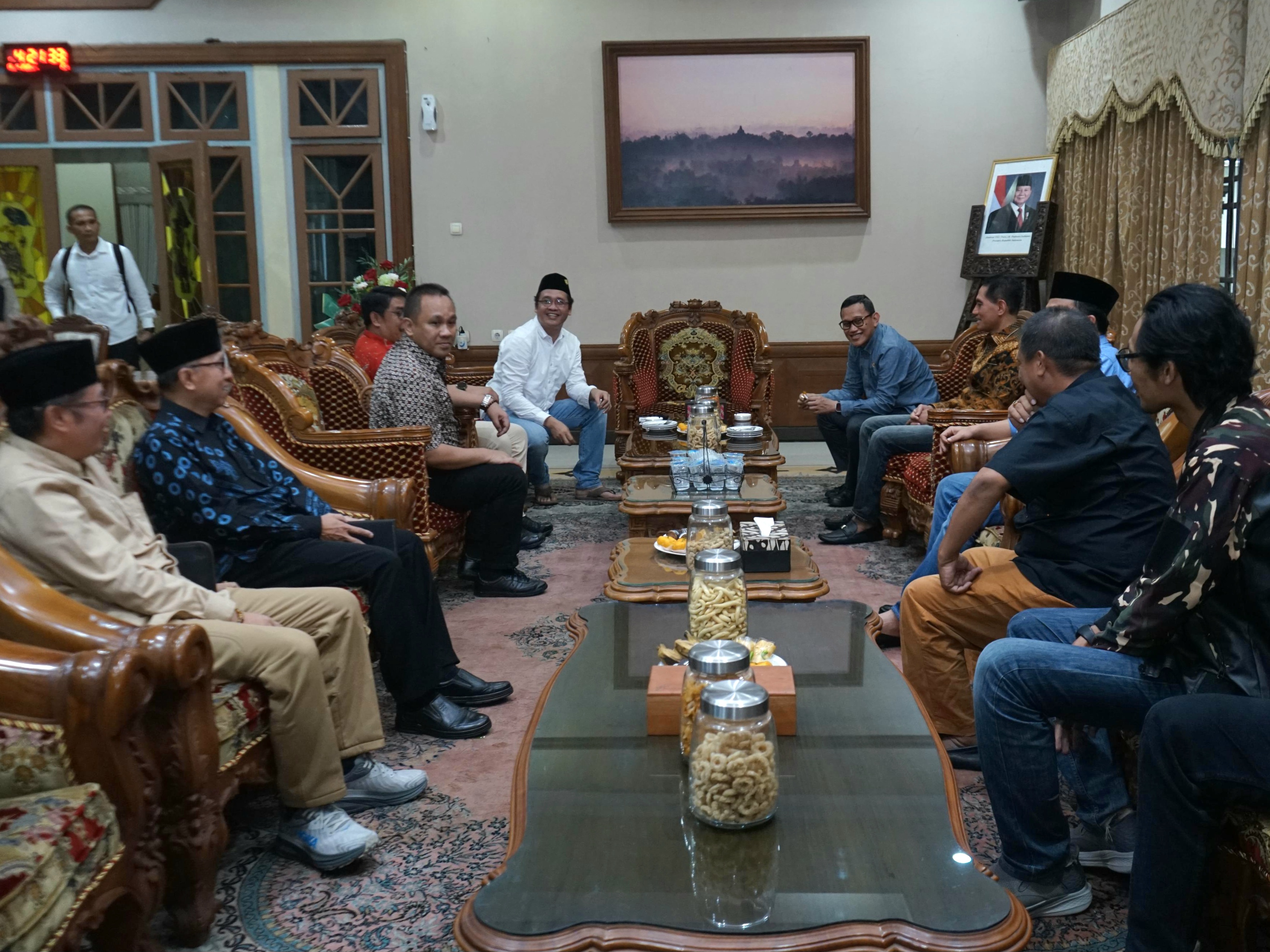 DISKUSI: Menteri P2MI menyambangi bupati Magelang dan membahas soal penyediaan PMI, Minggu sore (14/4).  &nbsp;