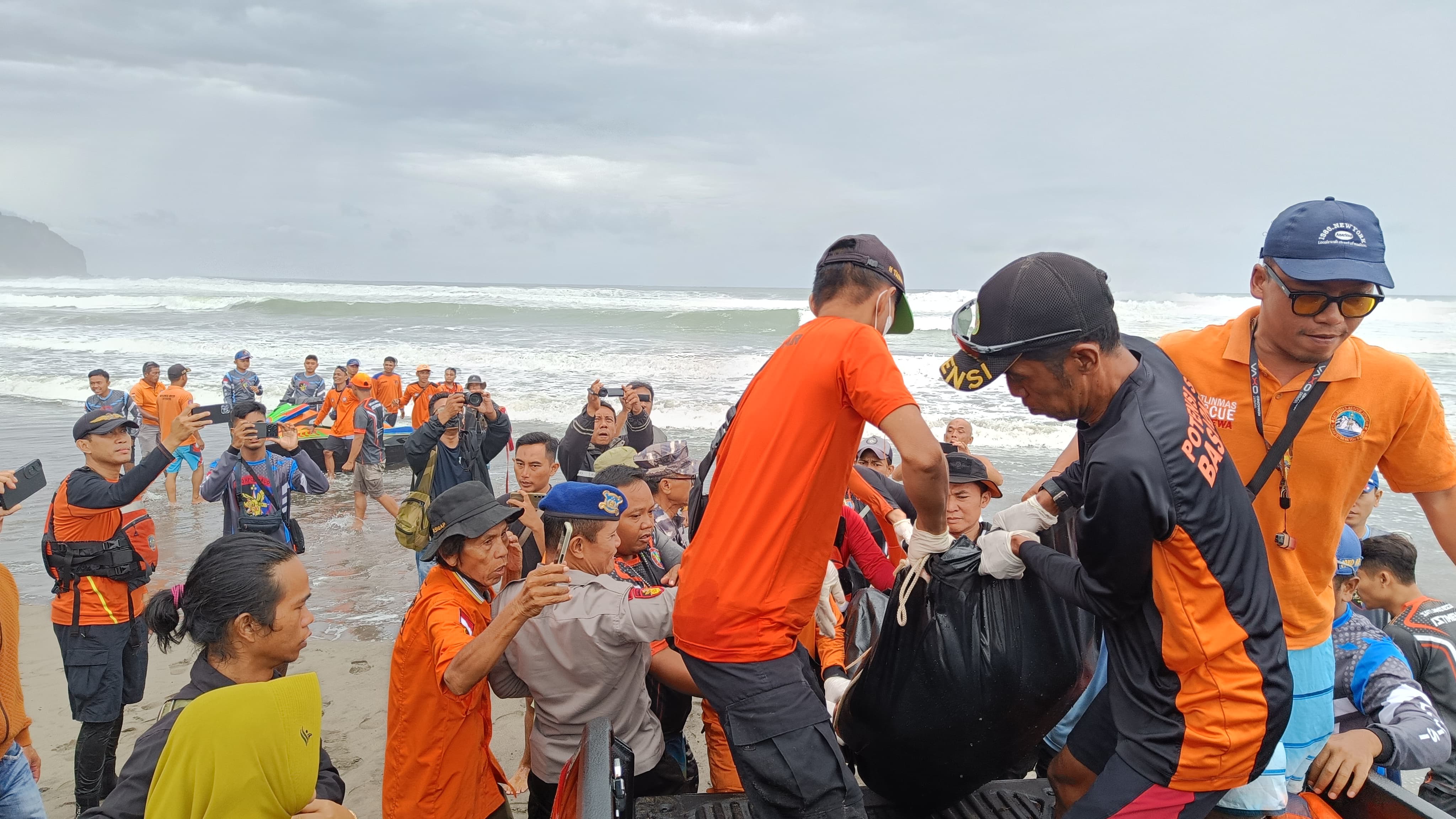 Proses evakuasi jenazah, wisatwan tenggelam  di Pantai Parangtritis Yogyakarta, Senin (14/4/2025) pagi.