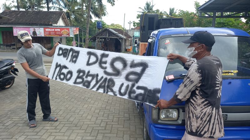 BENTUK PROTES: Sejumlah warga membentangkan banner di Kantor Kalurahan Seloharjo, Pundong, Bantul kemarin (15/4). Hal ini dilakukan karena lurah terindikasi melakukan penyelewengan dana desa.