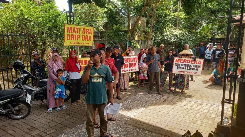 TERGANGGU: Warga Plumutan mendatangi lokasi peternakan babi milik Yohanes Nindarto di Padukuhan Plumutan, Mulyodadi, Bambanglipuro Selasa (15/4).