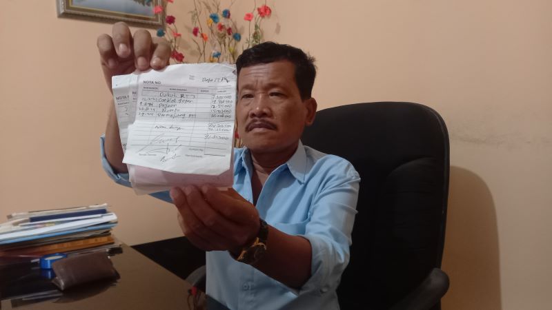 Lurah Seloharjo Marhadi Badrun saat ditemui di ruangannya sambil menunjukan bukti kwitansi pembayaran yang dituduhkan belum terbayarkan oleh massa aksi.&nbsp;