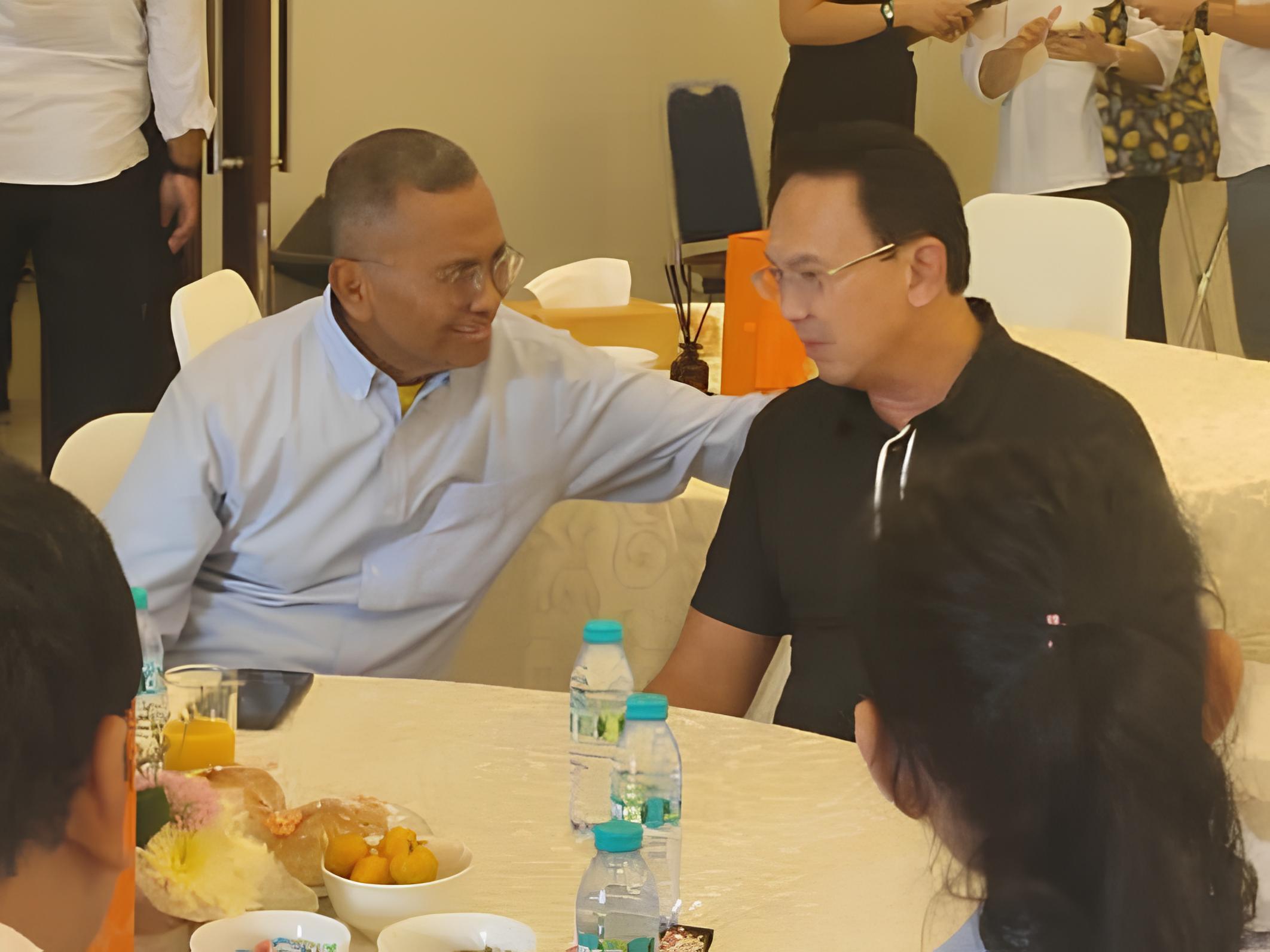 Ahok dan Dahlan Iskan tampak melayat mendiang Murdaya Poo di Vihara GVA Mendut, Magelang, Selasa (15/4).