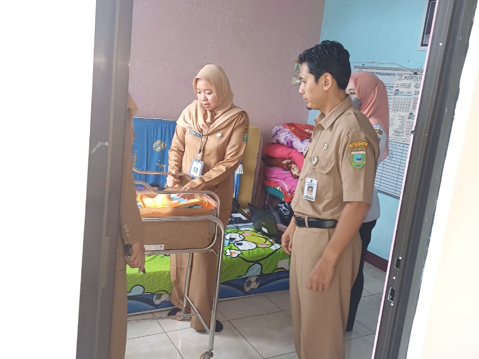 Petugas dari Dinsos P3A dan Dinkes PPKB mengecek kondisi bayi di Puskesmas Karanggayam.